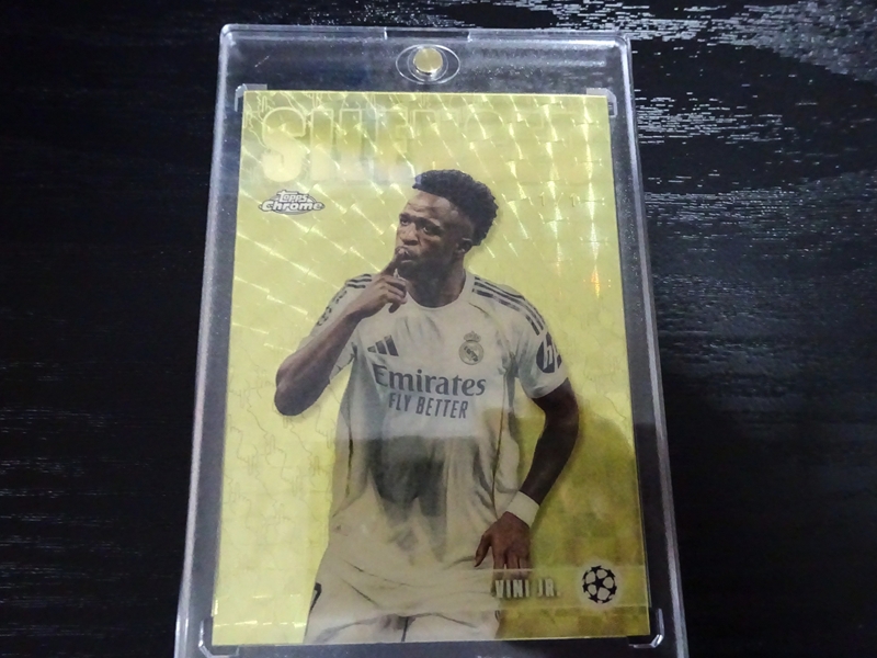 2025-26 TOPPS ヴィニシウス・ジュニオール スーパーフラクター